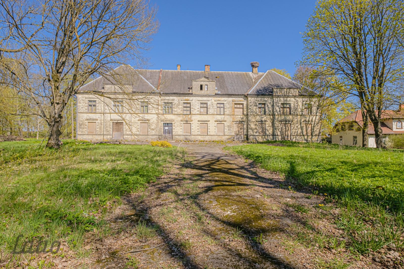 Объявление. Pārdod Ozolpils muižas kompleksu, kas  atrodas Tukuma novada Smārdes pagastā. Muiža izvietota Цена: 385000 EUR Foto #1