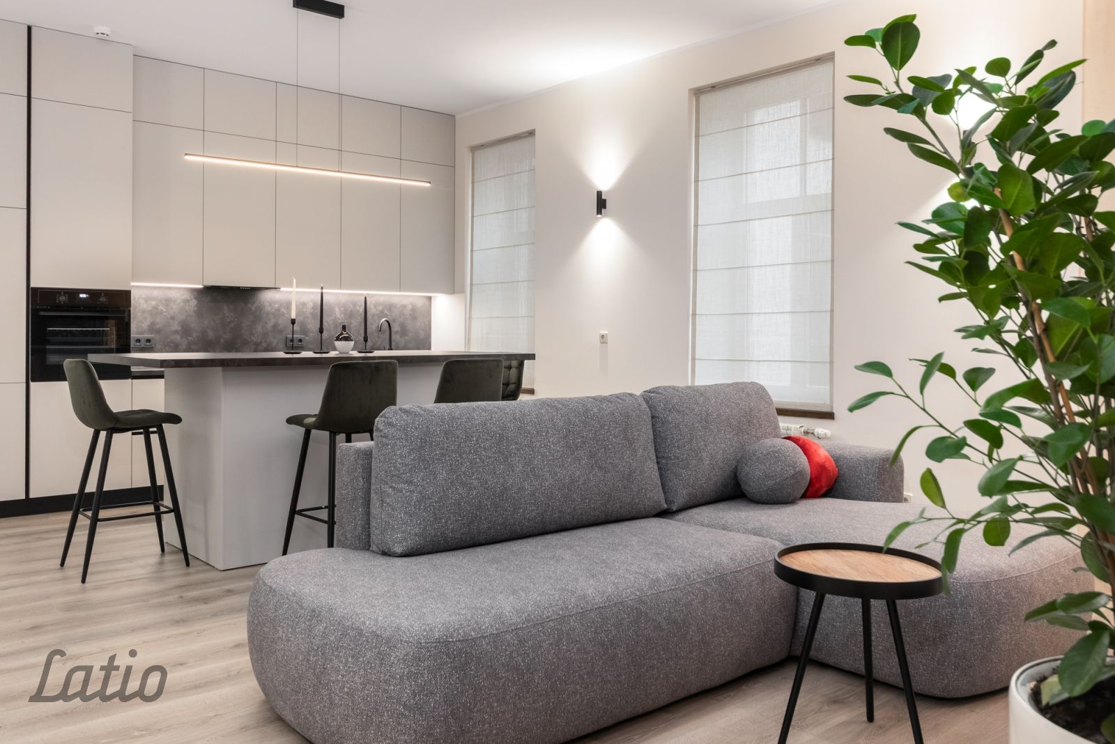 Sludinājumi. Izīrē divistabu  dzīvokli pilsētas klusajā centrā.
Dzīvoklī ir viesistaba apvienota kopā ar Cena: 1300 EUR/mēn Foto #3