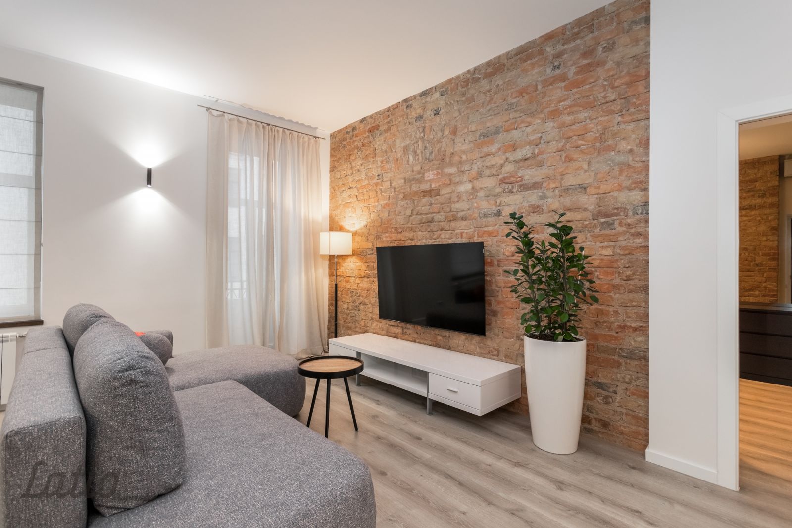 Sludinājumi. Izīrē divistabu  dzīvokli pilsētas klusajā centrā.
Dzīvoklī ir viesistaba apvienota kopā ar Cena: 1300 EUR/mēn Foto #5