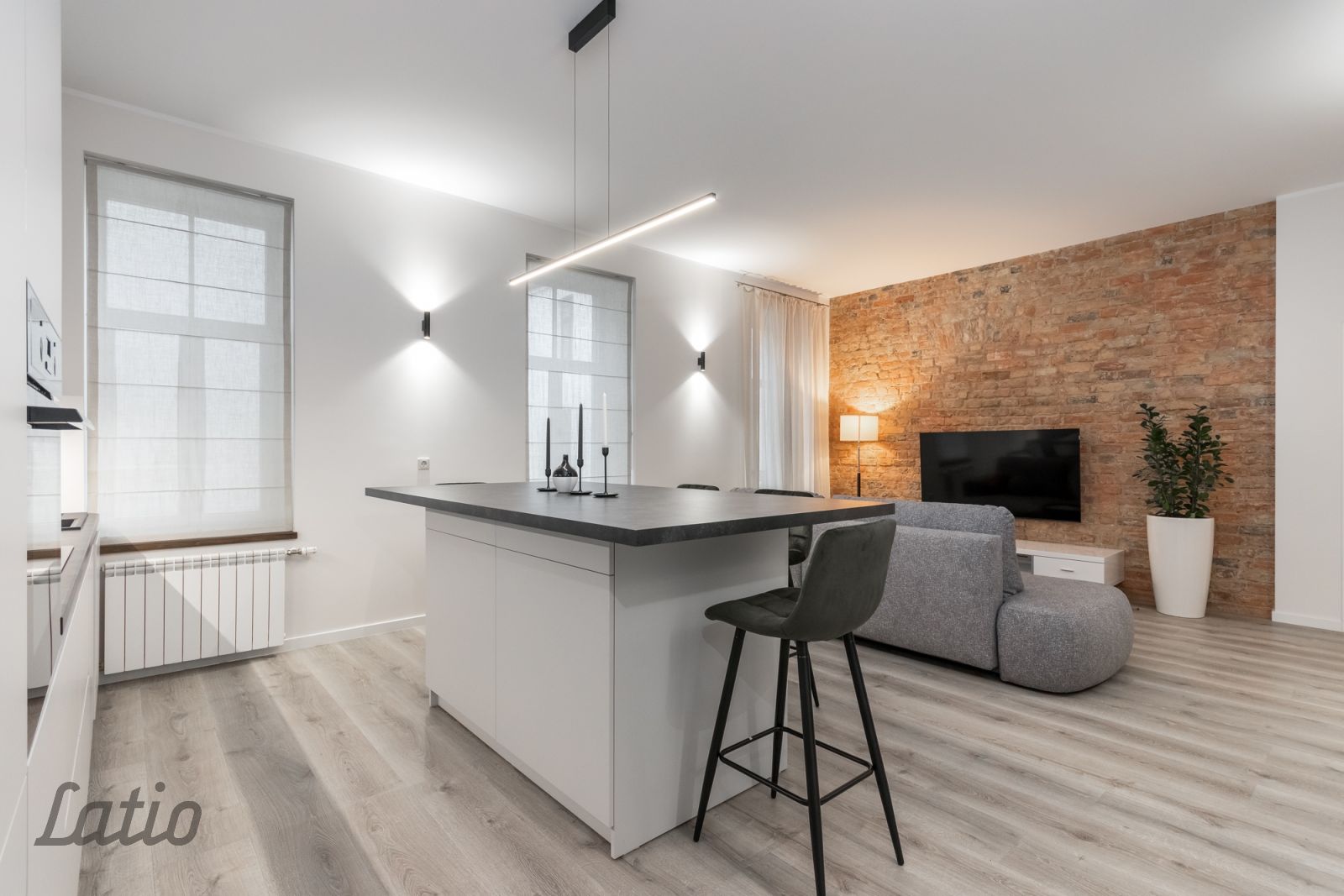 Sludinājumi. Izīrē divistabu  dzīvokli pilsētas klusajā centrā.
Dzīvoklī ir viesistaba apvienota kopā ar Cena: 1300 EUR/mēn Foto #1