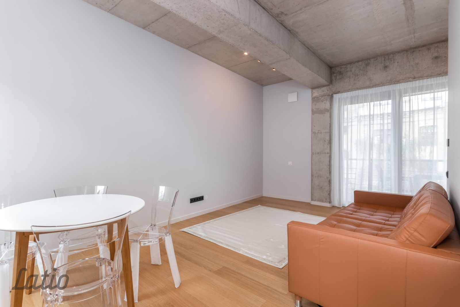 Sludinājumi. Izīrē modernu un mājīgu studijas tipa dzīvokli pašā Rīgas centrā, Stabu ielā 2A. Dzīvoklis ir Cena: 550 EUR/mēn Foto #3