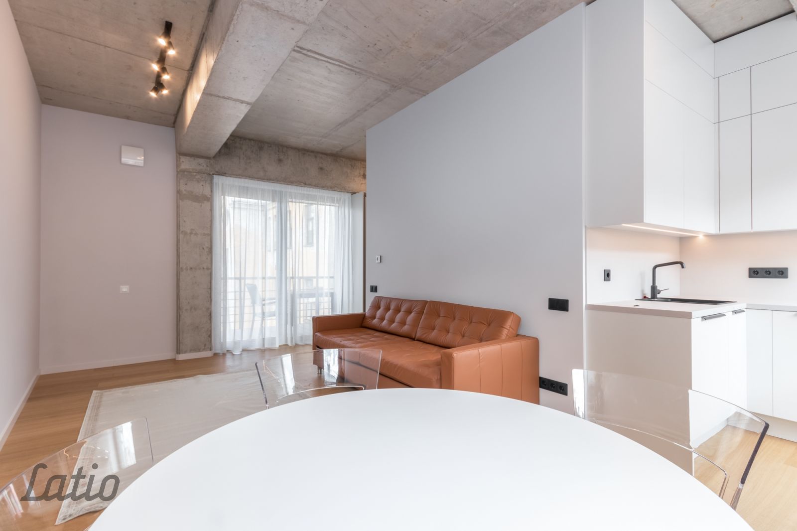 Sludinājumi. Izīrē modernu un mājīgu studijas tipa dzīvokli pašā Rīgas centrā, Stabu ielā 2A. Dzīvoklis ir Cena: 550 EUR/mēn Foto #2