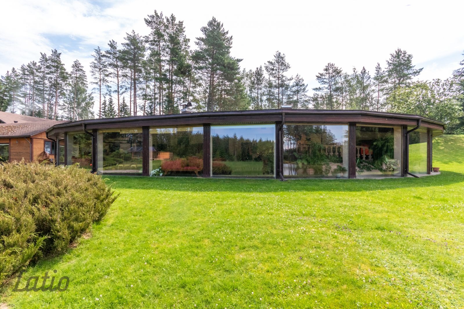 Sludinājumi. -Pārdod UNIKĀLU īpašumu ar 2 mājām, 6 dīķiem un pasākumu halli uz kopējās zemes teritorijas, 6,4 ha Cena: 990000 EUR Foto #2