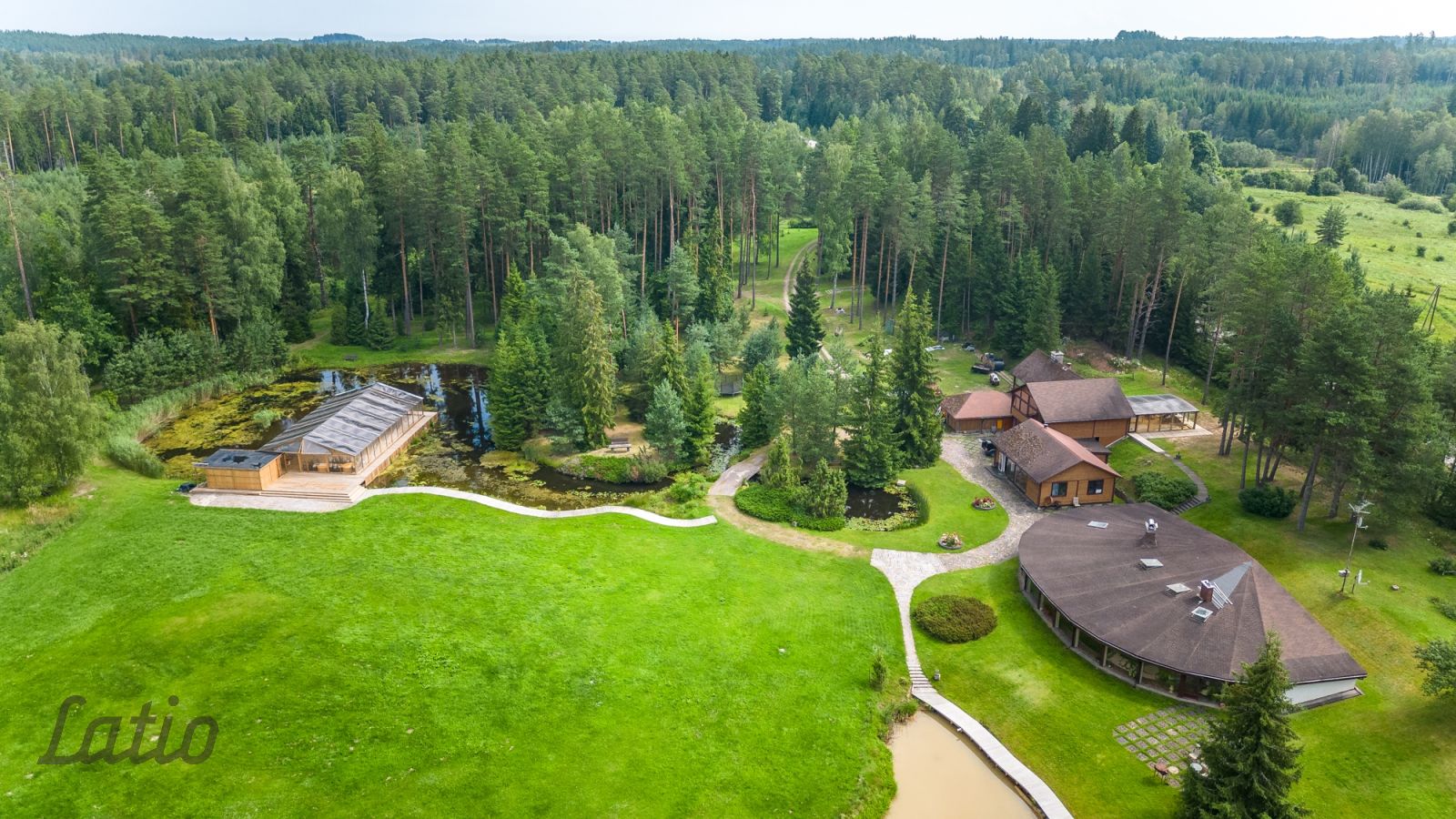 Sludinājumi. -Pārdod UNIKĀLU īpašumu ar 2 mājām, 6 dīķiem un pasākumu halli uz kopējās zemes teritorijas, 6,4 ha Cena: 990000 EUR Foto #1