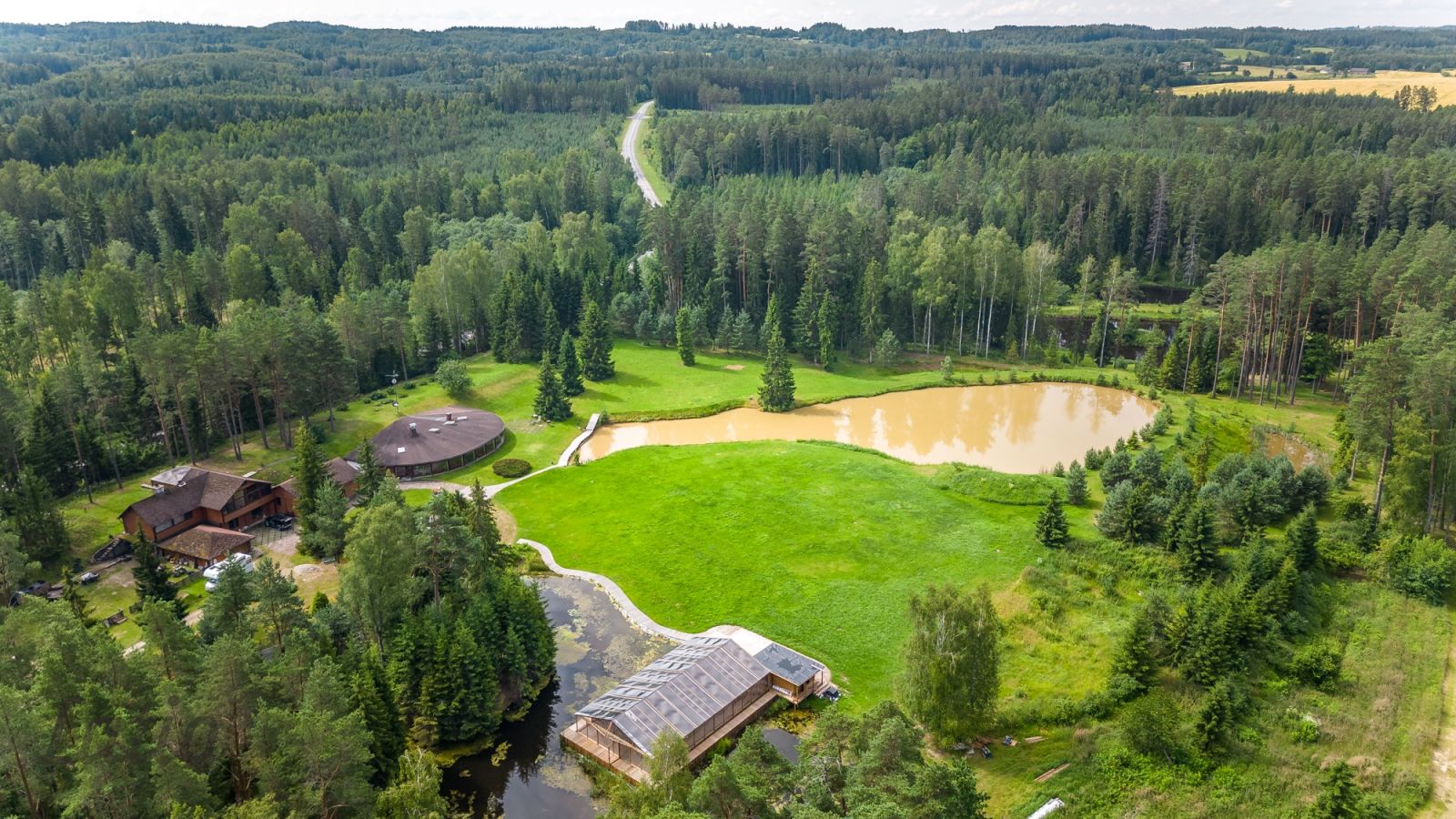 Sludinājumi. -Pārdod UNIKĀLU īpašumu ar 2 mājām, 6 dīķiem un pasākumu halli uz kopējās zemes teritorijas, 6,4 ha Cena: 990000 EUR Foto #5