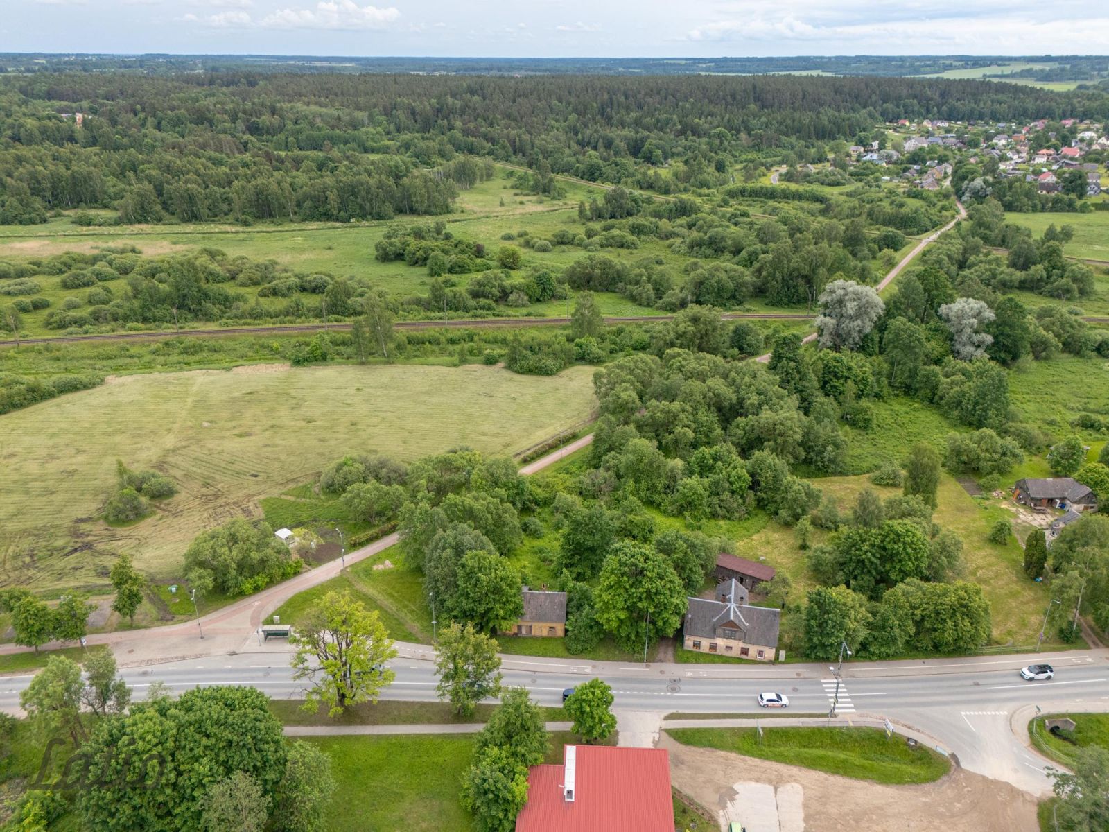 Sludinājumi. Piedāvājam iegādāties plašu zemesgabalu 2082 m platībā. Uz zemes atrodas veca koka ēka, kuru Cena: 38000 EUR Foto #1