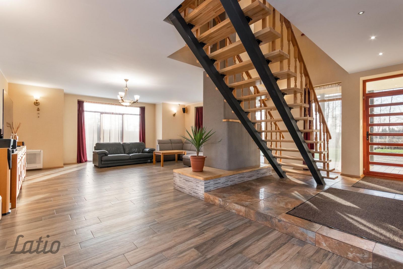 Sludinājumi. Pārdošanā skaista un pārdomāta ģimenes māja Vīkuļos  harmoniskā, drošā un zaļā vidē netālu no Rīgas Cena: 398000 EUR Foto #5