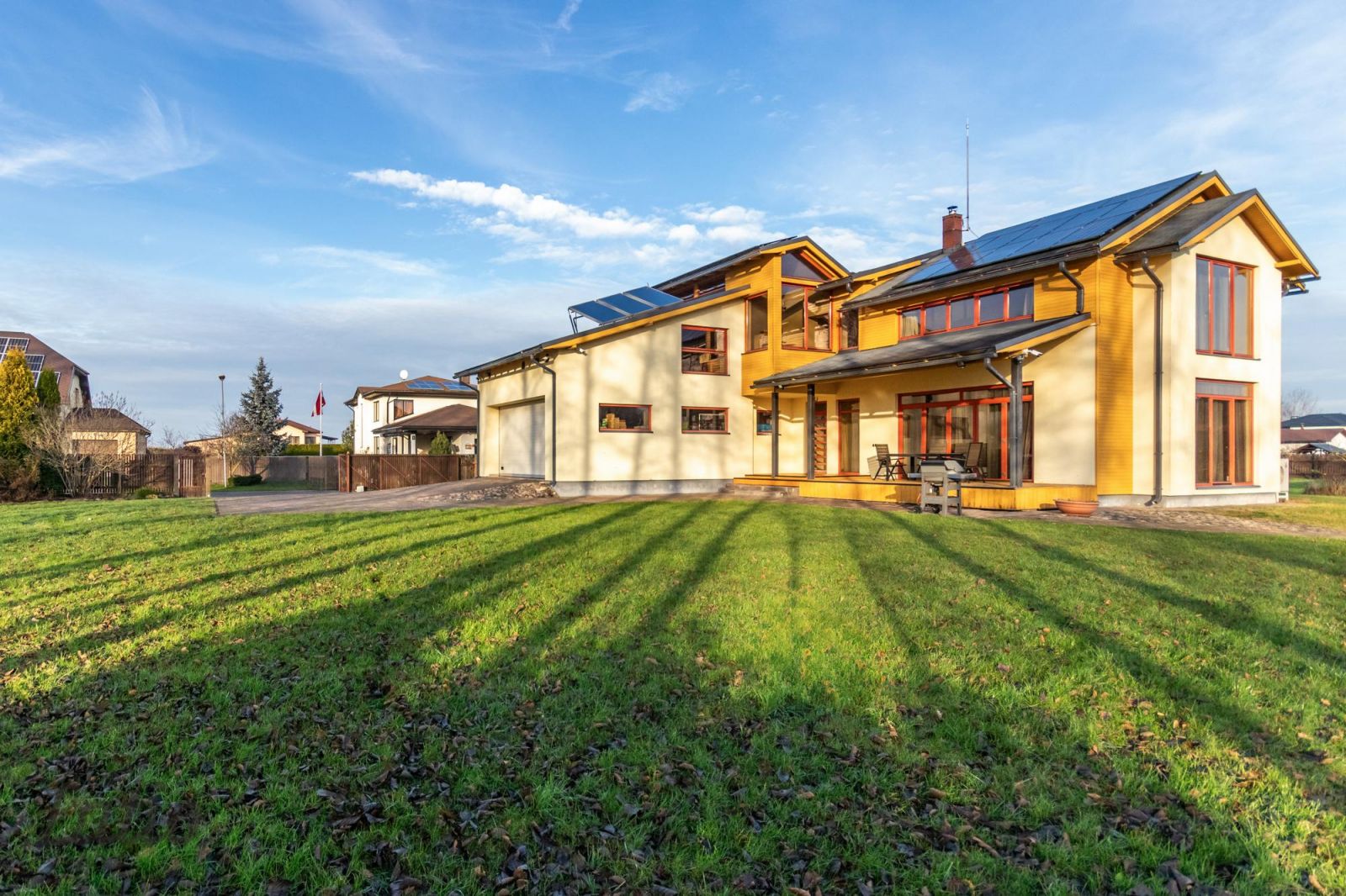 Sludinājumi. Pārdošanā skaista un pārdomāta ģimenes māja Vīkuļos  harmoniskā, drošā un zaļā vidē netālu no Rīgas Cena: 398000 EUR Foto #2