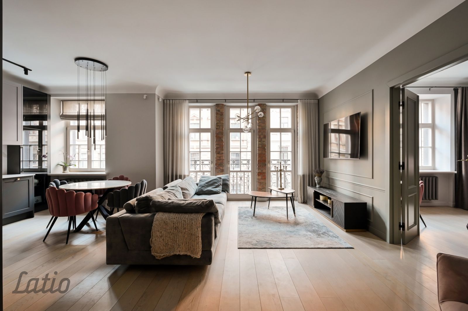Объявление. Īrei pieejams elegants un plašs 4-istabu dzīvoklis Rīgas centrā, vienā no skaistākajām renovētajām Цена: 2500 EUR/мес. Foto #2