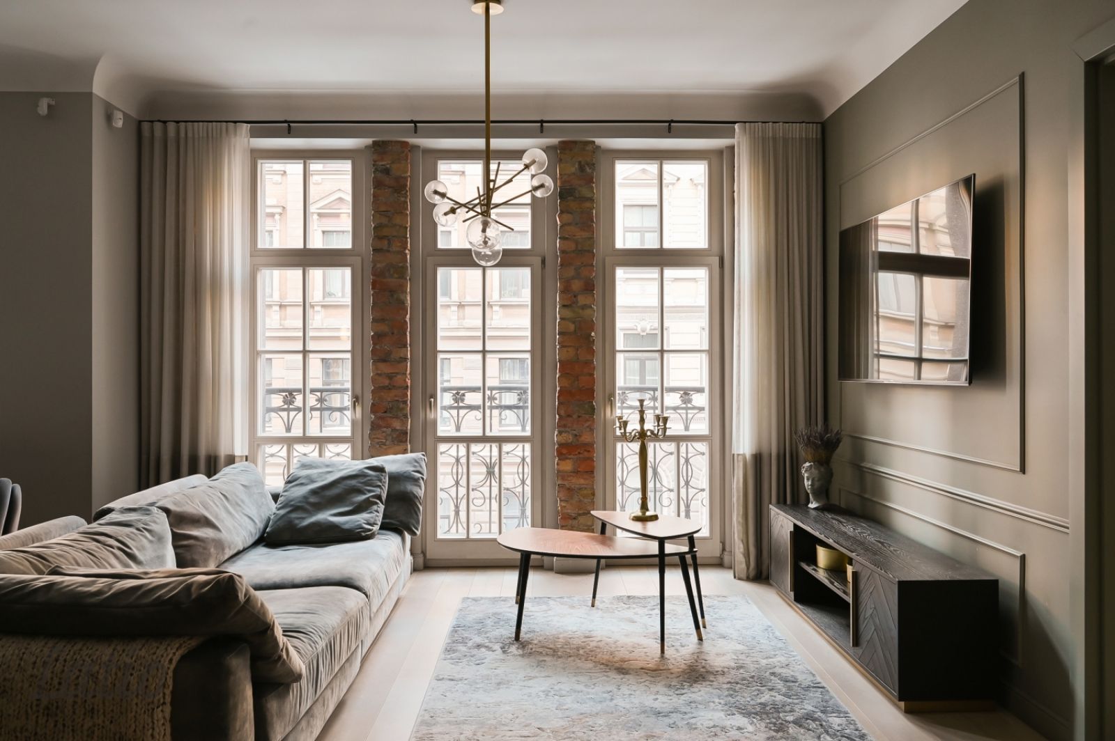 Объявление. Īrei pieejams elegants un plašs 4-istabu dzīvoklis Rīgas centrā, vienā no skaistākajām renovētajām Цена: 2500 EUR/мес. Foto #3