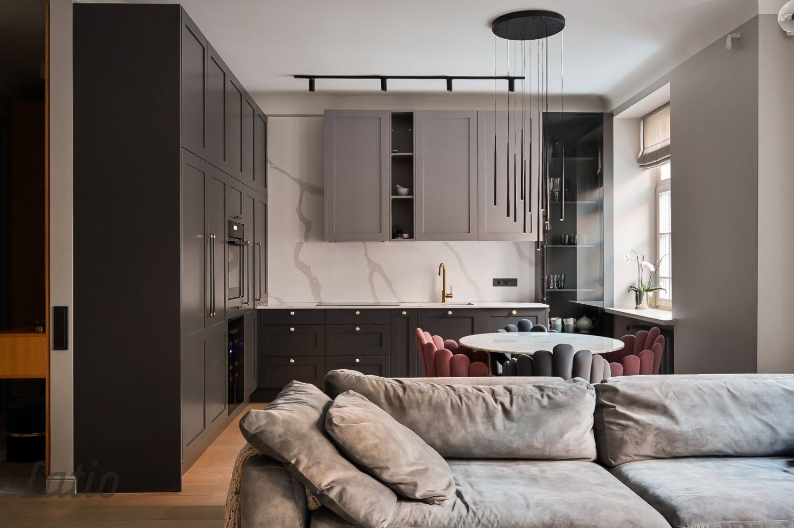 Объявление. Īrei pieejams elegants un plašs 4-istabu dzīvoklis Rīgas centrā, vienā no skaistākajām renovētajām Цена: 2500 EUR/мес. Foto #5