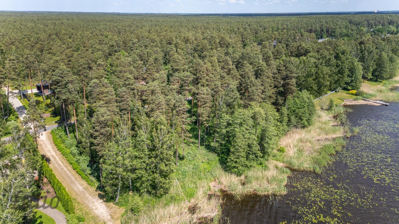 Sludinājumi. Pārdod ekskluzīvu zemes gabalu ar izcilu lokāciju  pašā ezera krastā, ar plašu attīstības Cena: 650000 EUR Foto #2