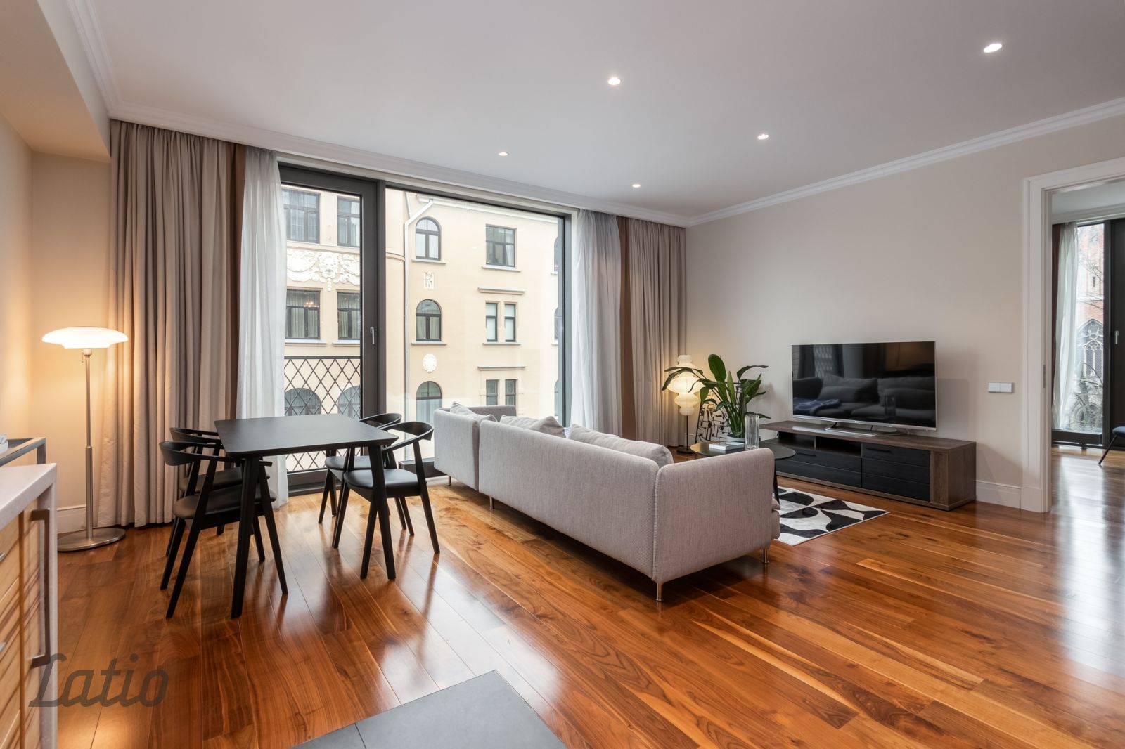 Sludinājumi. Pārdod mēbelētu un pilnībā aprīkotu, mūsdienīgu un elegantu divistabu dzīvokli jaunajā projektā Cena: 315000 EUR Foto #2