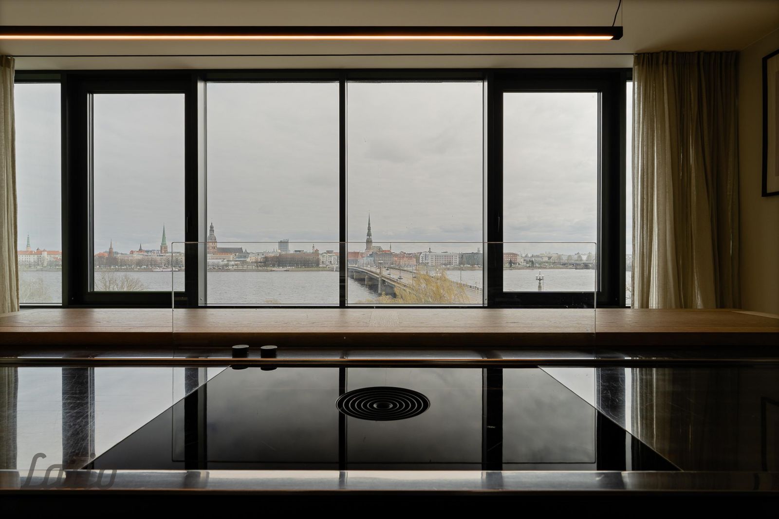 Sludinājumi. Penthouse dzīvoklis Klīversalā ar izcilu skatu uz Daugavu un Vecrīgu
Pārdošanā ekskluzīvs jumta Cena: 1.3e+06 EUR Foto #2