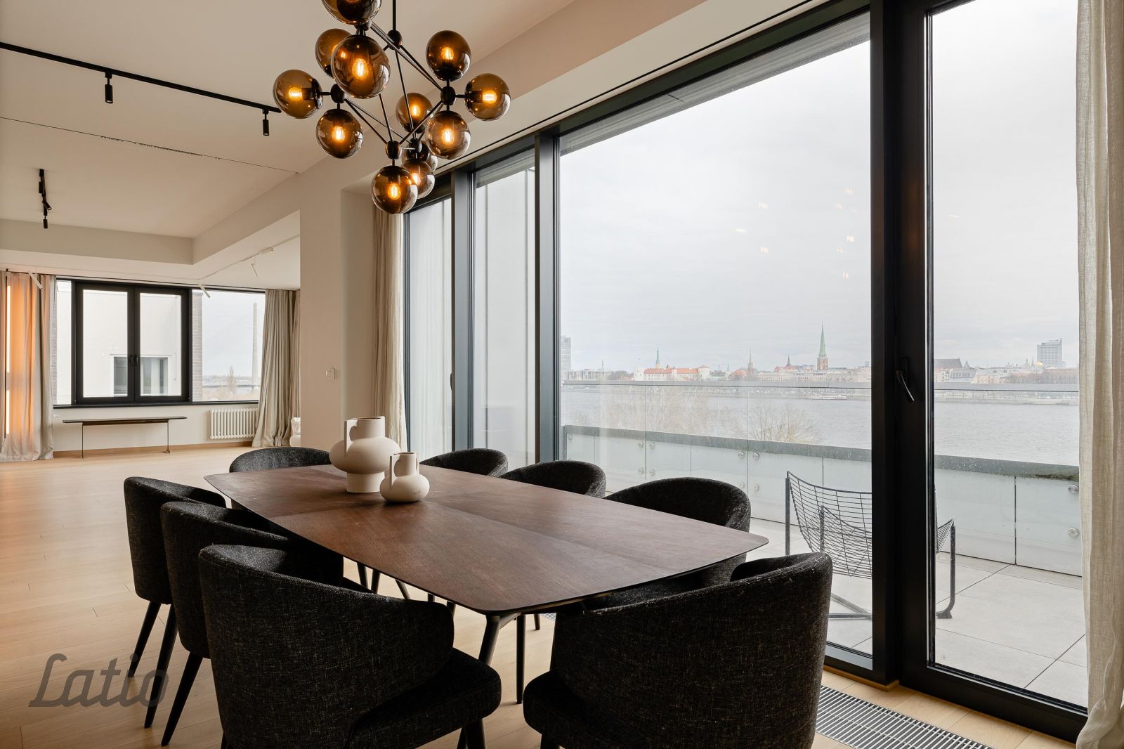 Sludinājumi. Penthouse dzīvoklis Klīversalā ar izcilu skatu uz Daugavu un Vecrīgu
Pārdošanā ekskluzīvs jumta Cena: 1.3e+06 EUR Foto #1