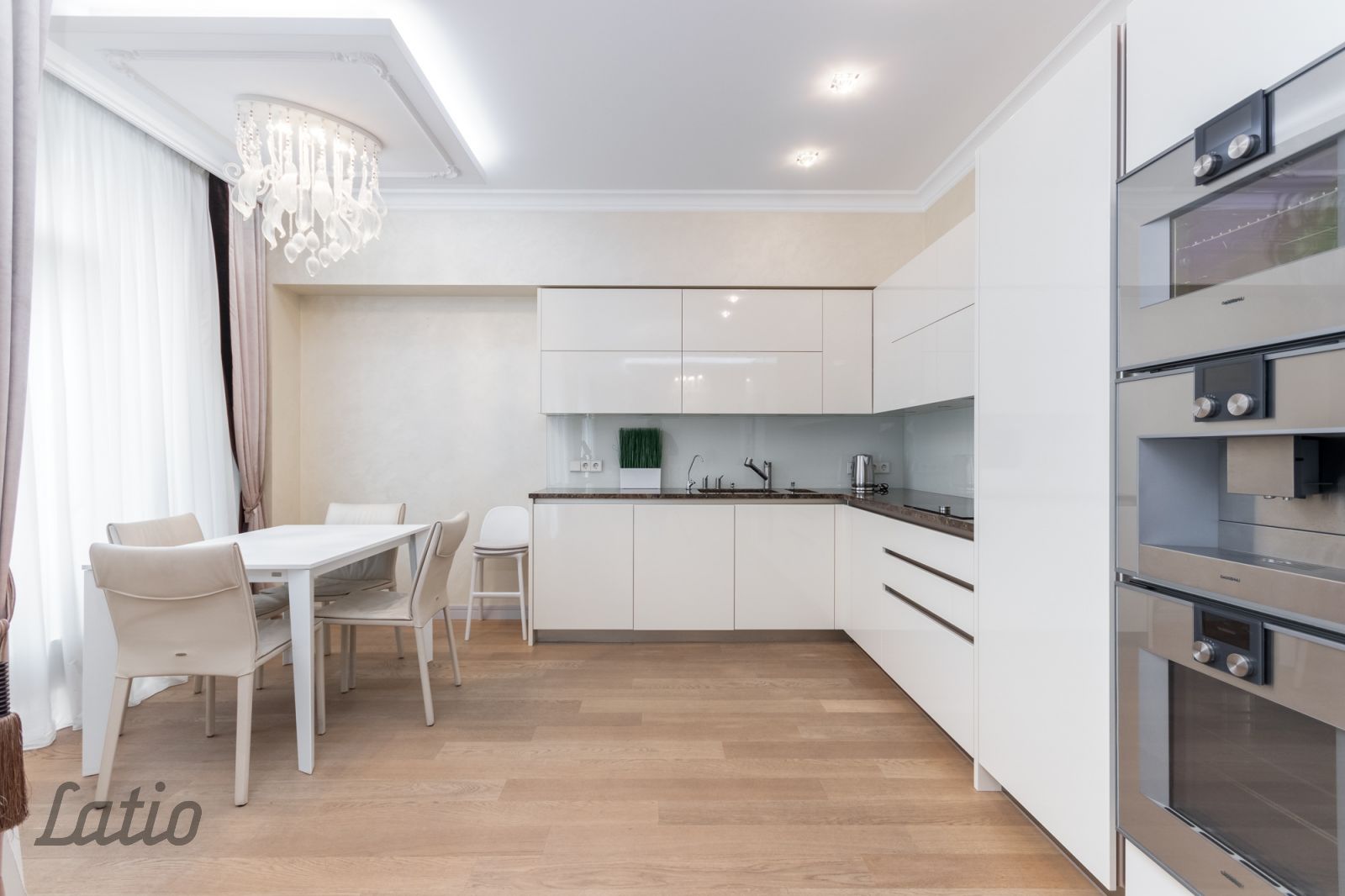 Sludinājumi. Izīrē plašu 4-istabu dzīvokli jaunā projektā "Katrin"Bulduros
Dzīvoklī ir 3 izolētas Cena: 2900 EUR/mēn Foto #2