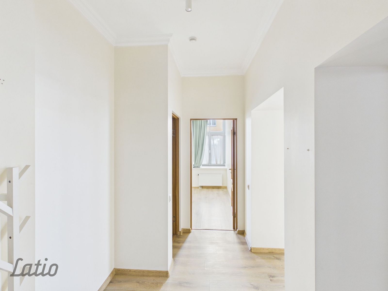 Sludinājumi. Tiek izīrēts praktisks un saulains trīs istabu dzīvoklis renovētā ēkā, izcilā un klusā vietā  tieši Cena: 700 EUR/mēn Foto #3