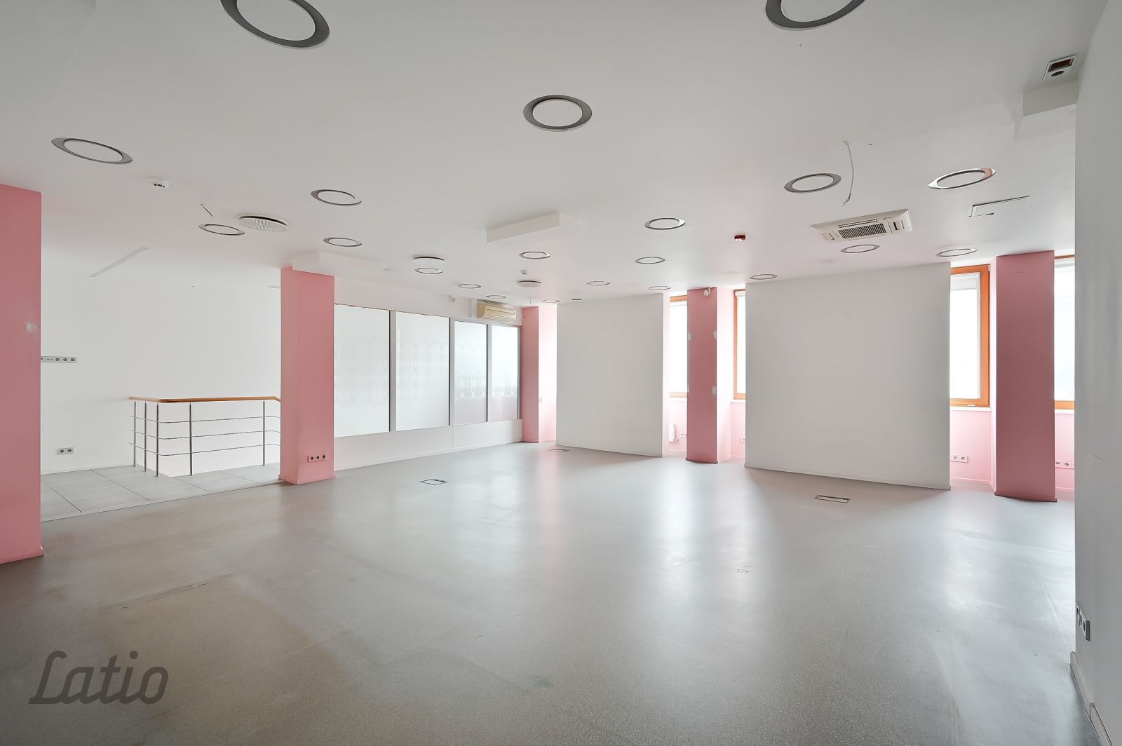 Объявление. Nomai tiek piedāvātas plašas un funkcionālas komerctelpas vienā no Rīgas aktīvākajām ielām  Цена: 4450 EUR/мес. Foto #3