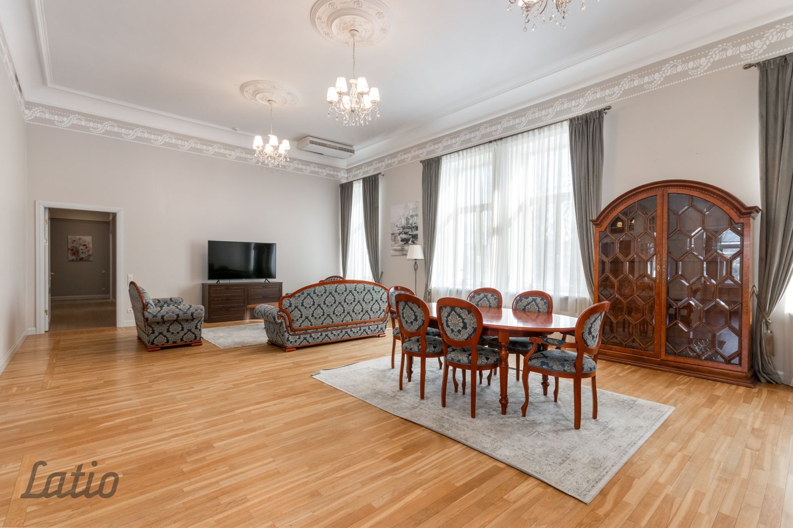 Sludinājumi. Dzīvoklis kā māja. Tiek pārdots ar visām mēbelēm, ir 2 slēgtas garāžas teritorijā, ir sauna ar Cena: 550000 EUR Foto #4