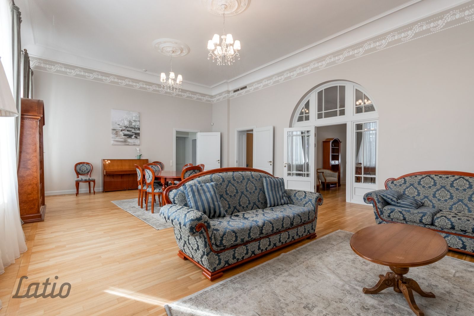 Sludinājumi. Dzīvoklis kā māja. Tiek pārdots ar visām mēbelēm, ir 2 slēgtas garāžas teritorijā, ir sauna ar Cena: 550000 EUR Foto #2