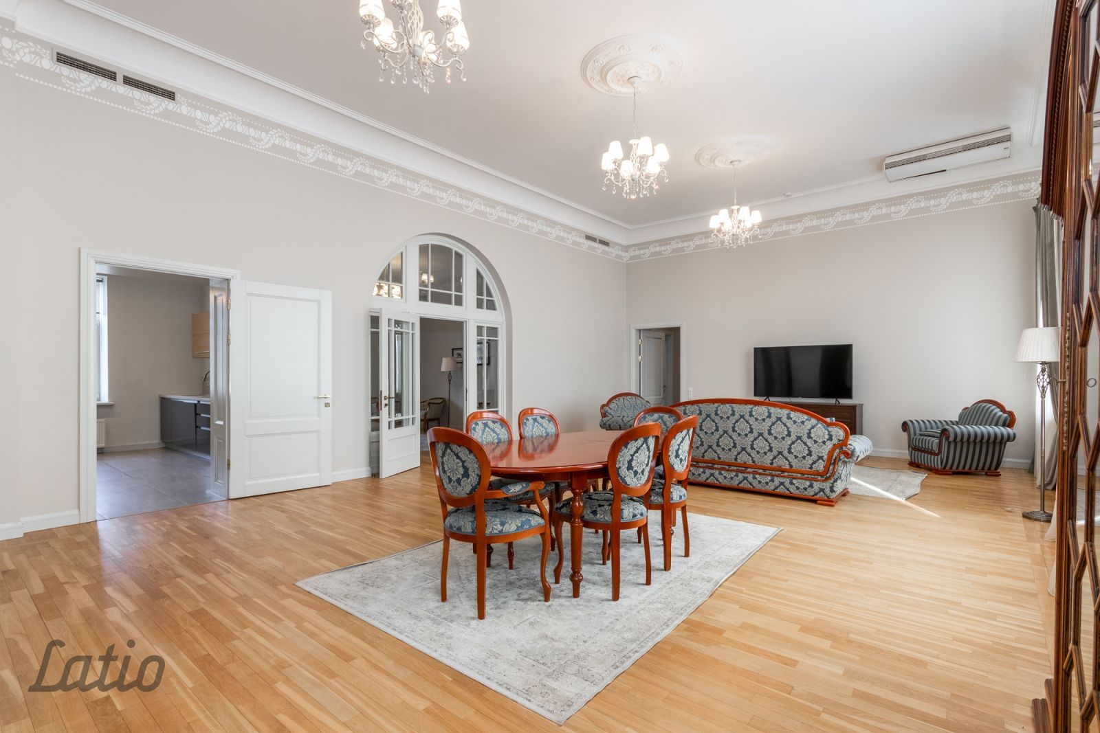 Sludinājumi. Dzīvoklis kā māja. Tiek pārdots ar visām mēbelēm, ir 2 slēgtas garāžas teritorijā, ir sauna ar Cena: 550000 EUR Foto #3