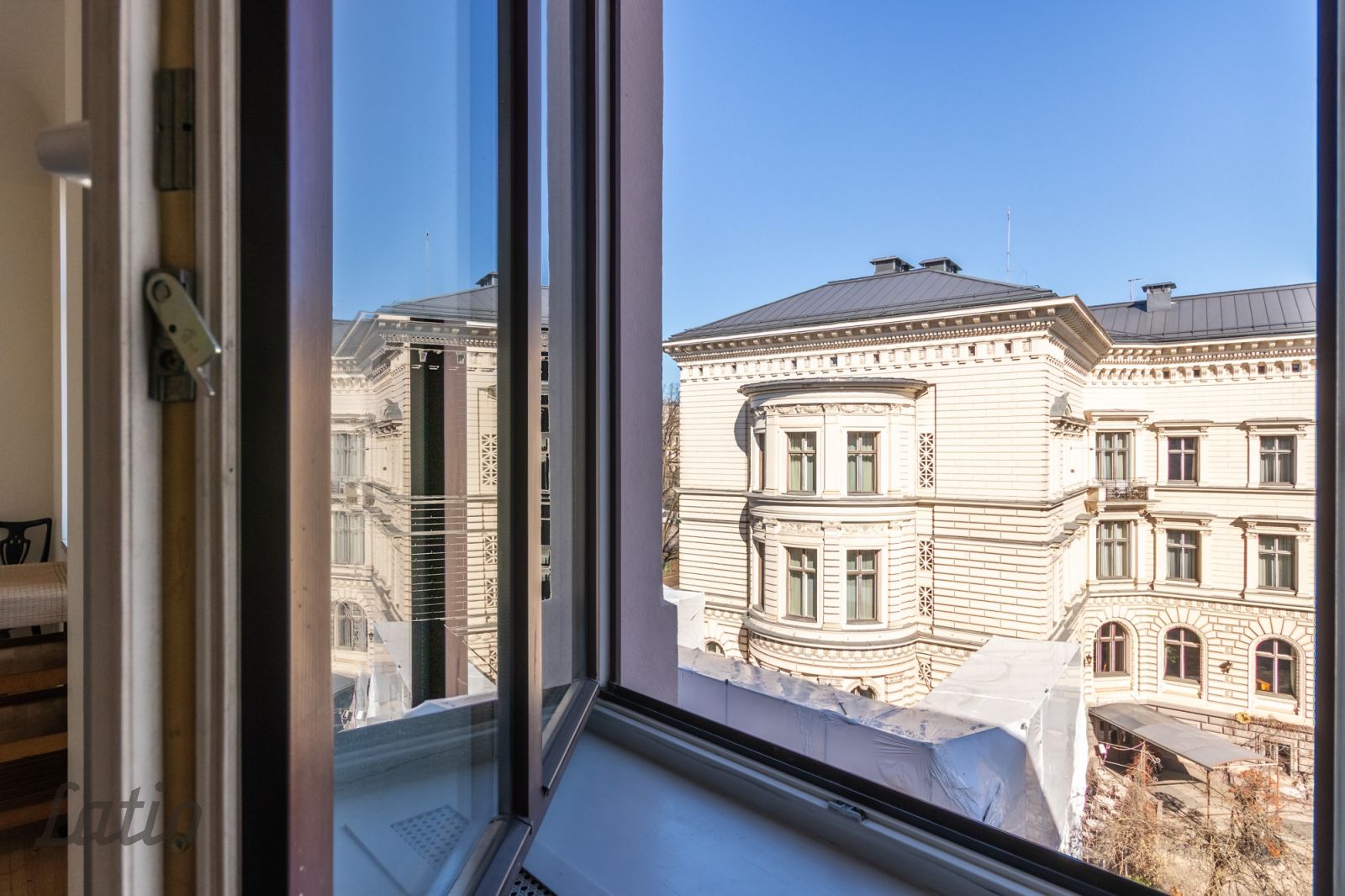 Sludinājumi. Vēlies dzīvot dinamiskā pilsētas centrā ar visu nepieciešamo rokas stiepiena attālumā? Izīrējam Cena: 800 EUR/mēn Foto #2