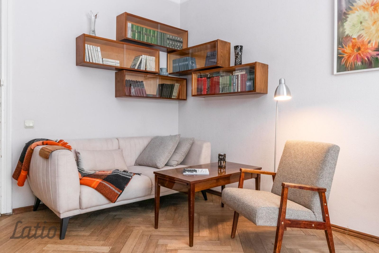 Sludinājumi. Piedāvājam ilgtermiņa īrei 3 istabu dzīvokli pilsētas centrā ar ērtu un labi attīstītu apkārtējo Cena: 500 EUR/mēn Foto #1