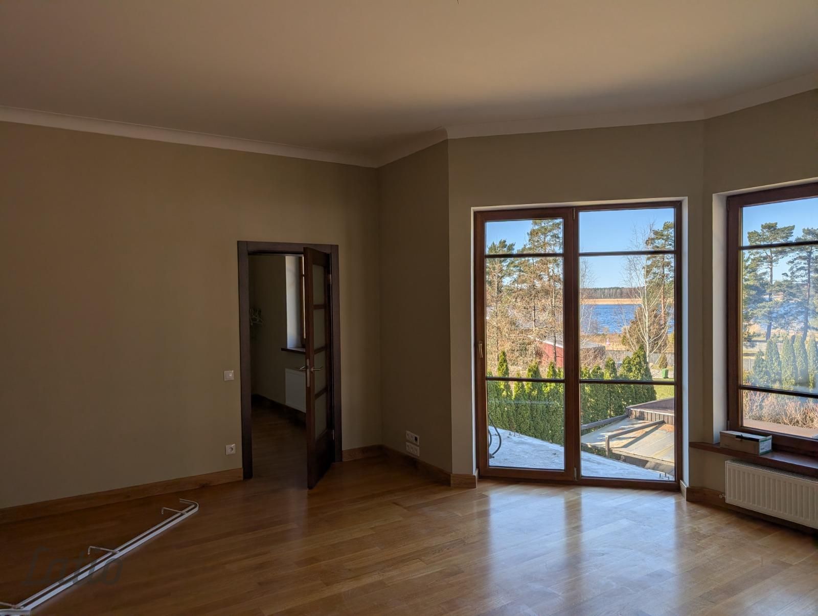 Sludinājumi. Pārdod ekskluzīvu dzīvokli dvīņumājā Baltezera krastā ar privātu izeju uz pludmali.

Dzīvoklis Cena: 370000 EUR Foto #4