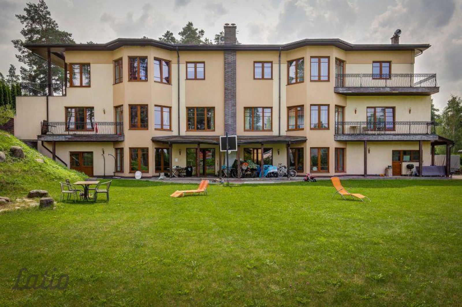 Sludinājumi. Pārdod ekskluzīvu dzīvokli dvīņumājā Baltezera krastā ar privātu izeju uz pludmali.

Dzīvoklis Cena: 370000 EUR Foto #2