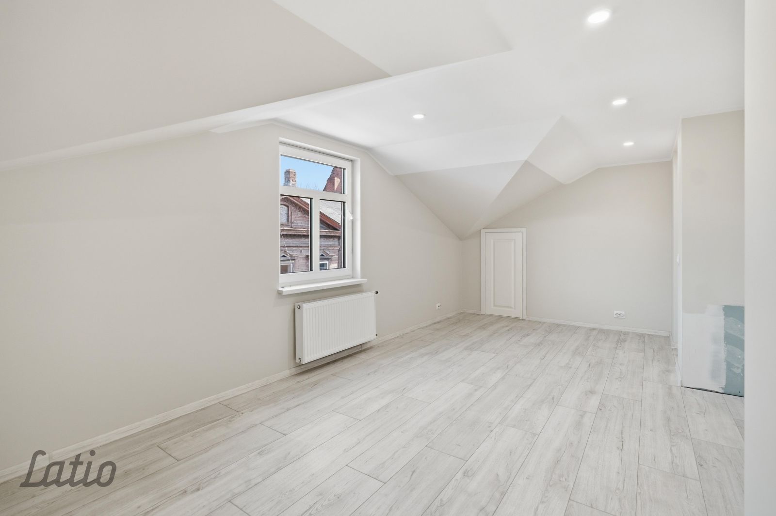 Sludinājumi. Piedāvāju iegādāties 82.5 m plašu, gaišu un kapitāli renovētu 2 istabu dzīvokli lieliskā lokācijā  Cena: 84000 EUR Foto #1
