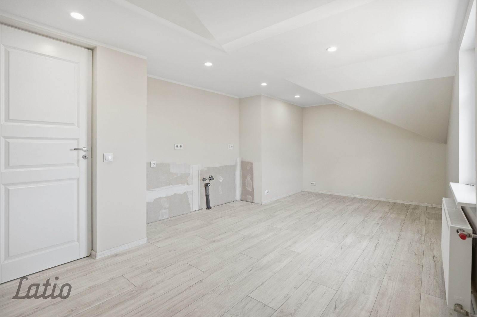 Sludinājumi. Piedāvāju iegādāties 82.5 m plašu, gaišu un kapitāli renovētu 2 istabu dzīvokli lieliskā lokācijā  Cena: 84000 EUR Foto #3