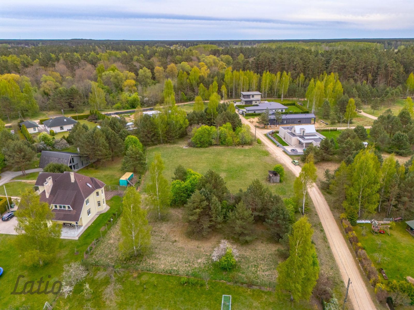 Sludinājumi. Pārdodu apbūves zemesgabalu Ādažos, klusā un skaistā vietā starp Gauju un Vējupi. Zemesgabals Cena: 62000 EUR Foto #3