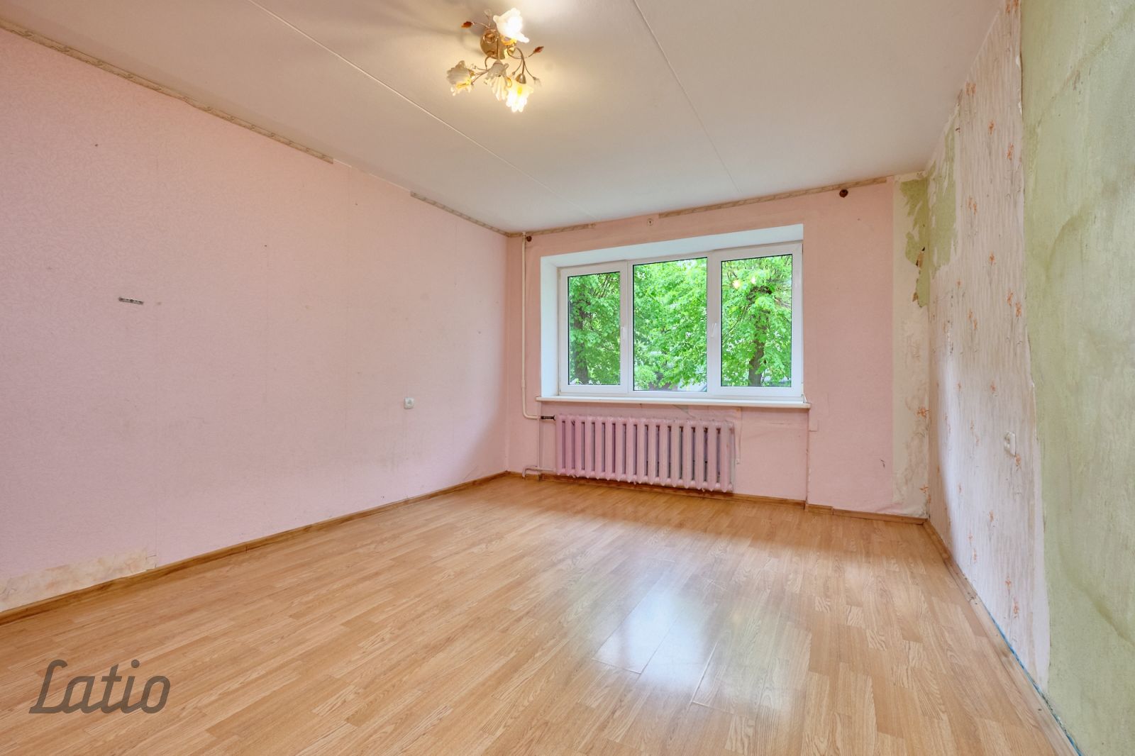 Sludinājumi. Pārdod divistabu dzīvokli ļoti vienkāršā apdares stāvoklī mājas pirmajā stāvā blakus Bulduru Cena: 69000 EUR Foto #2