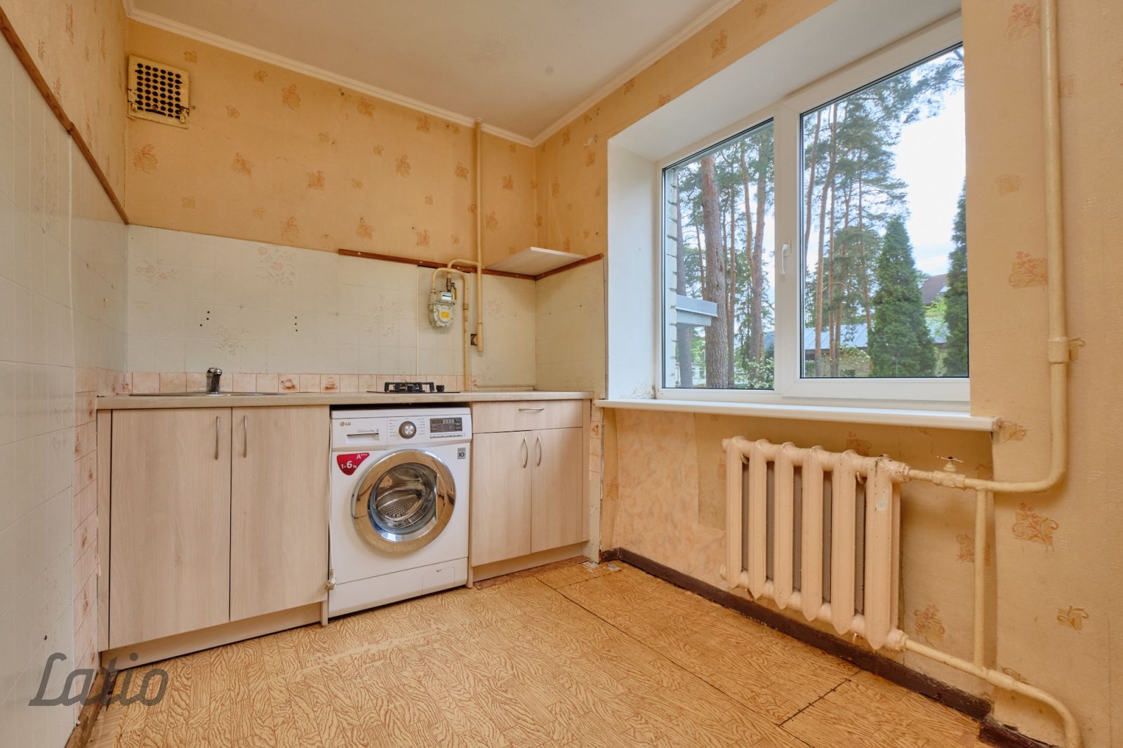 Sludinājumi. Pārdod divistabu dzīvokli ļoti vienkāršā apdares stāvoklī mājas pirmajā stāvā blakus Bulduru Cena: 69000 EUR Foto #1