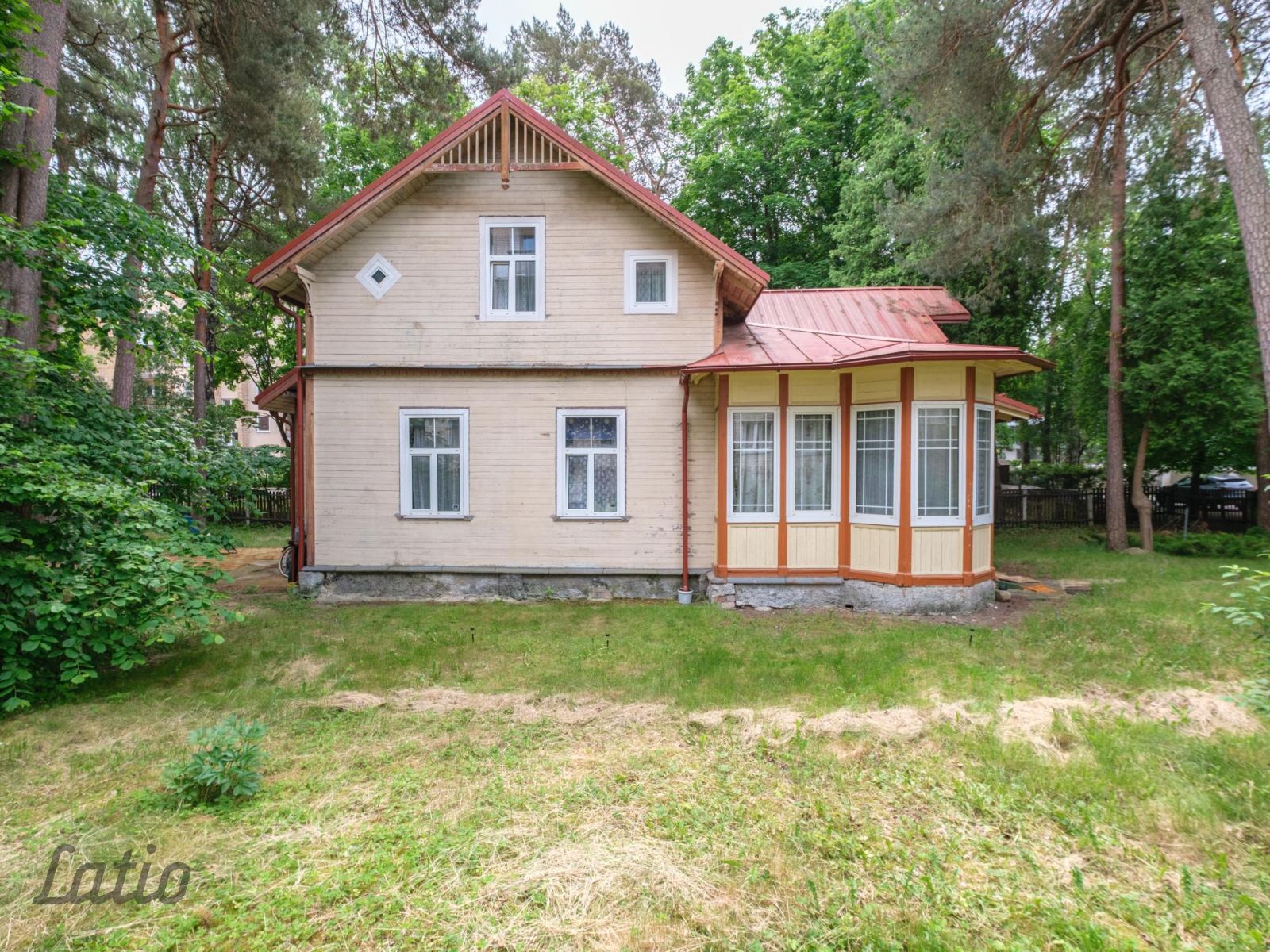 Sludinājumi. Piedāvājam unikālu iespēju iegādāties vizuāli saistošu 19. gadsimta beigu dzīvojamo māju Jūrmalā, Cena: 275000 EUR Foto #2