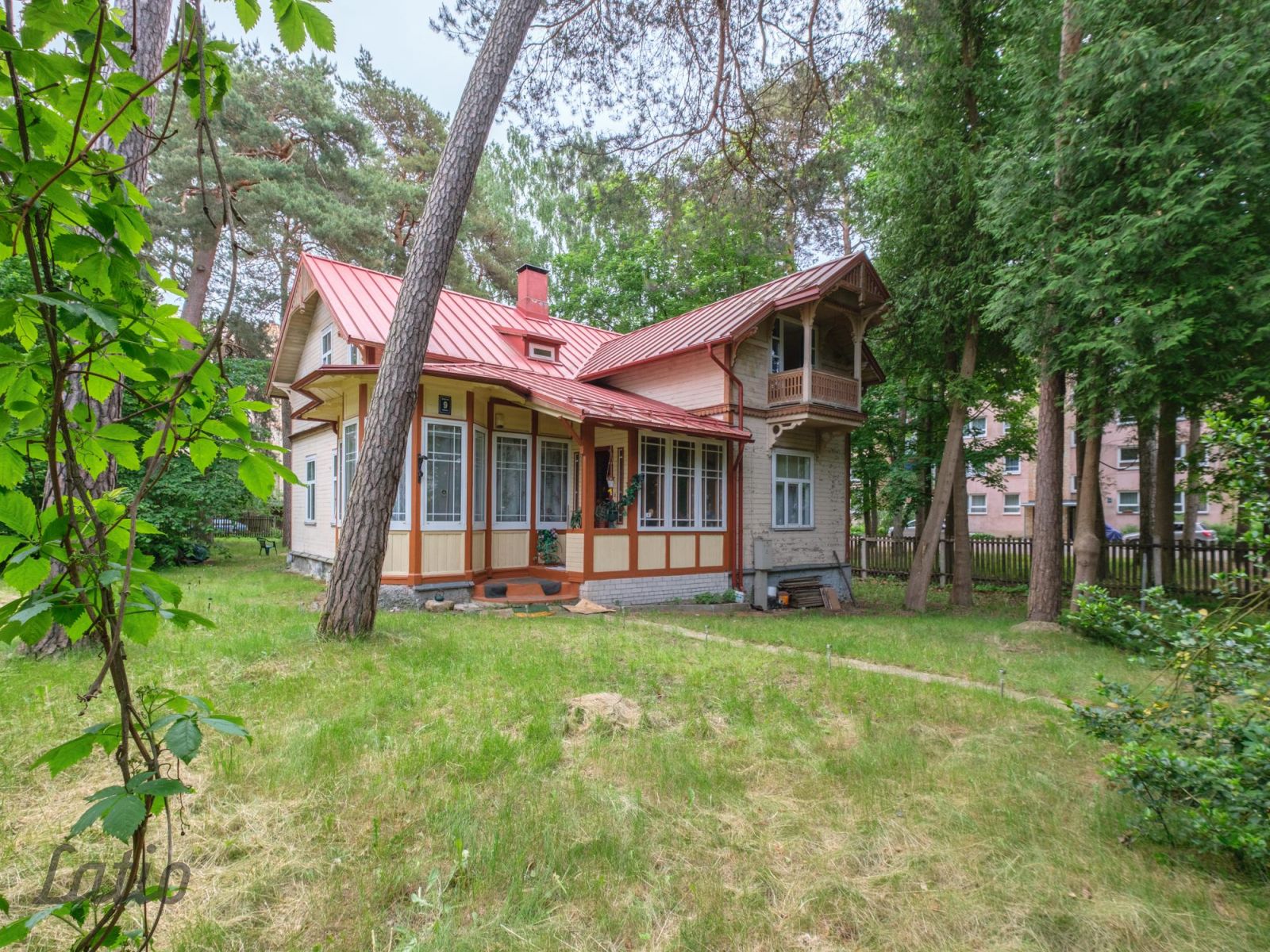 Sludinājumi. Piedāvājam unikālu iespēju iegādāties vizuāli saistošu 19. gadsimta beigu dzīvojamo māju Jūrmalā, Cena: 275000 EUR Foto #1