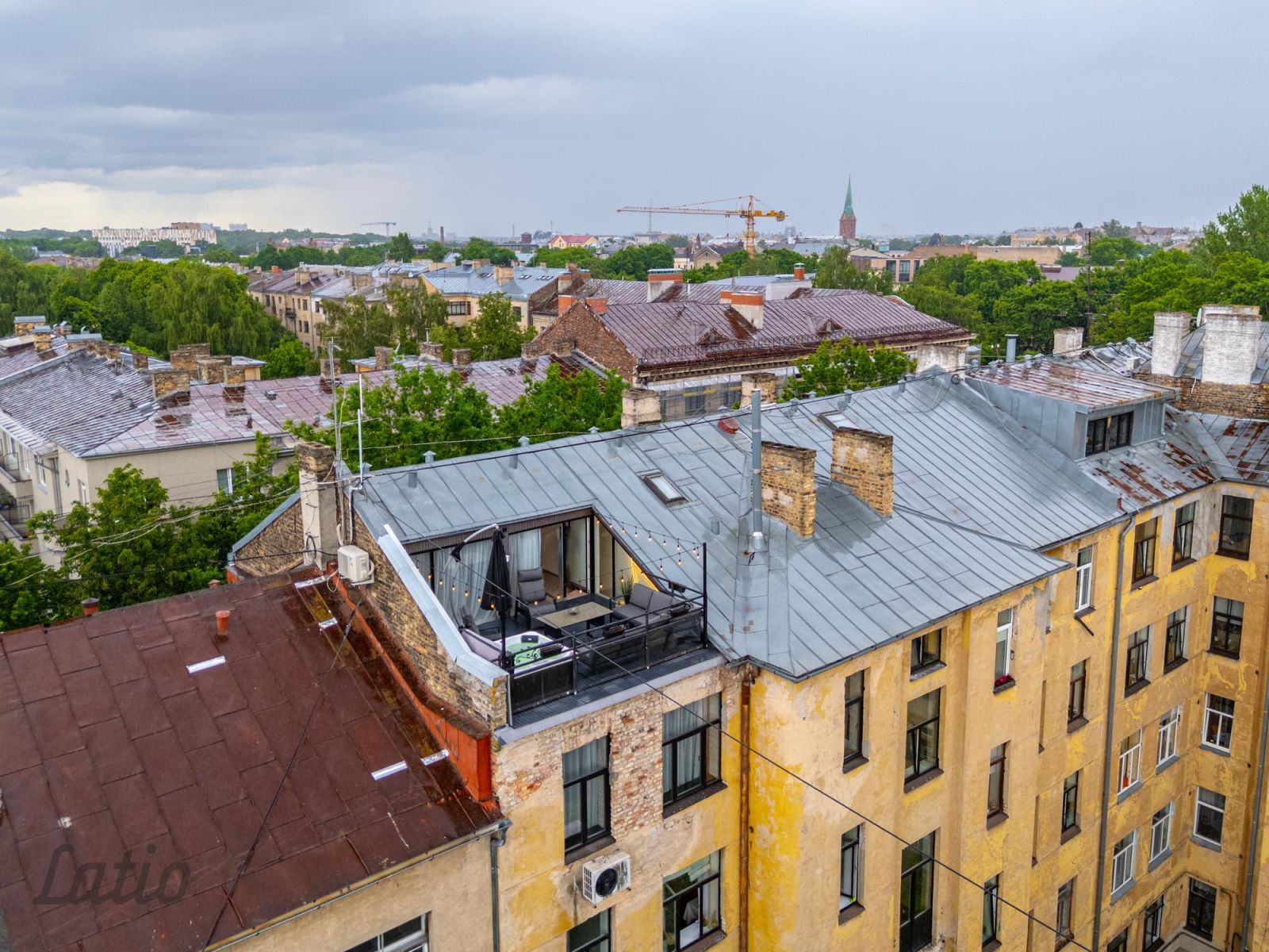 Sludinājumi. Pārdodu mūsdienīgu divu līmeņu dzīvokli, kas ir gaišs, saulains un pārdomāti izplānots, ar Cena: 276000 EUR Foto #1