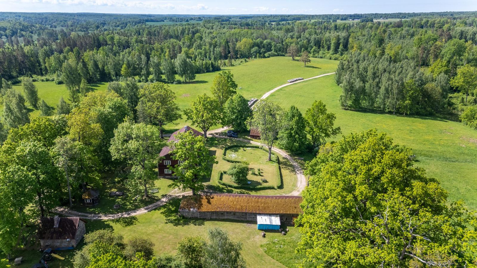 Объявление. Pārdod plašu un daudzfunkcionālu lauku īpašumu, kas atrodas stratēģiski izdevīgā un skaistā vietā Цена: 200000 EUR Foto #1